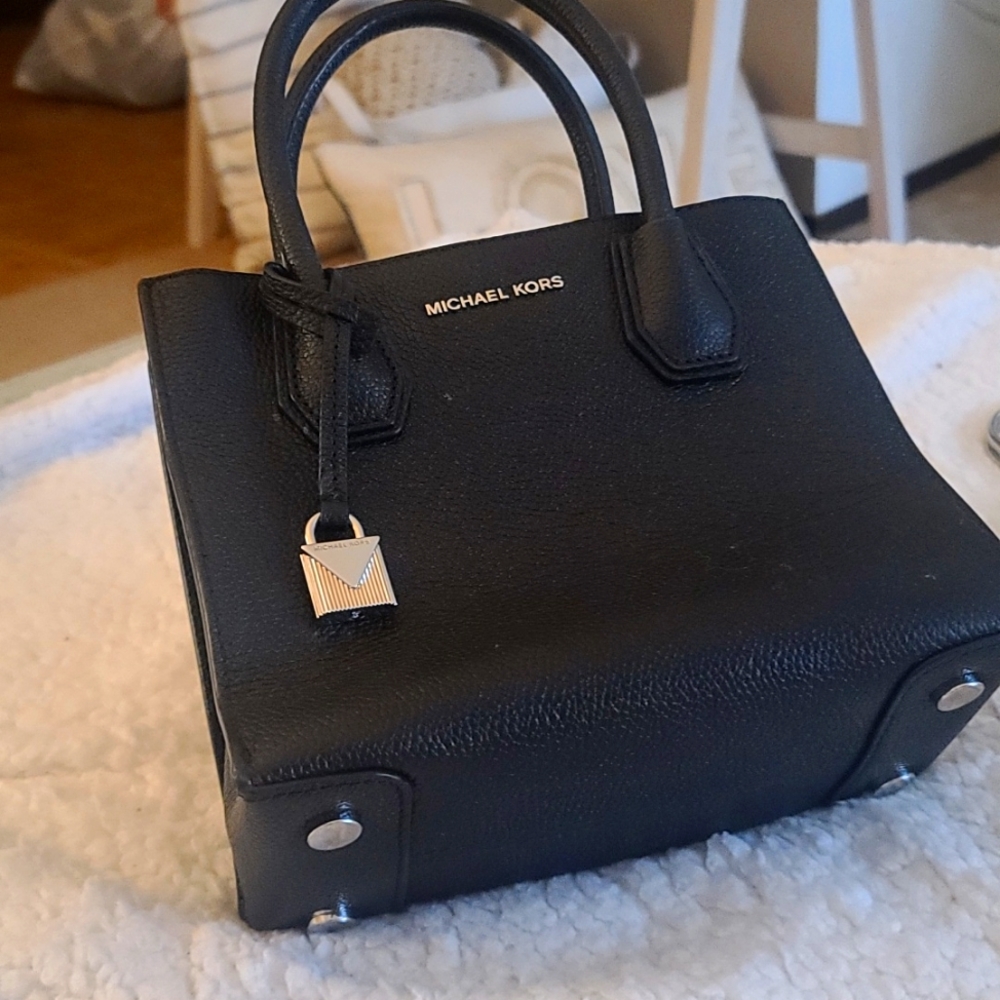 Michael Kors mini hand bag. (BRAND NEW.)